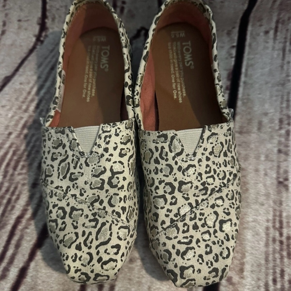 TOMS Women's Classics Leopard Canvas Shoe
